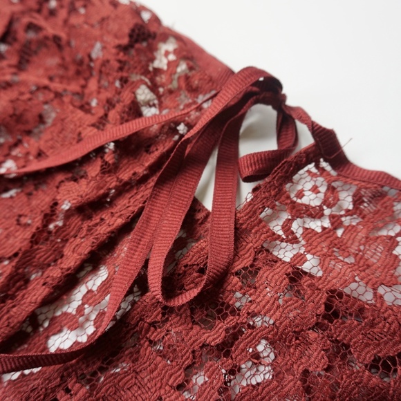 H&M Maroon Lace Top - Never Worn - Size 2 - Picture 3 of 5